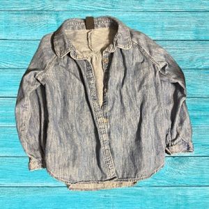 Gap Kids Denim Button up Shirt Size 4. Excellent Condition. No rips or stains.
